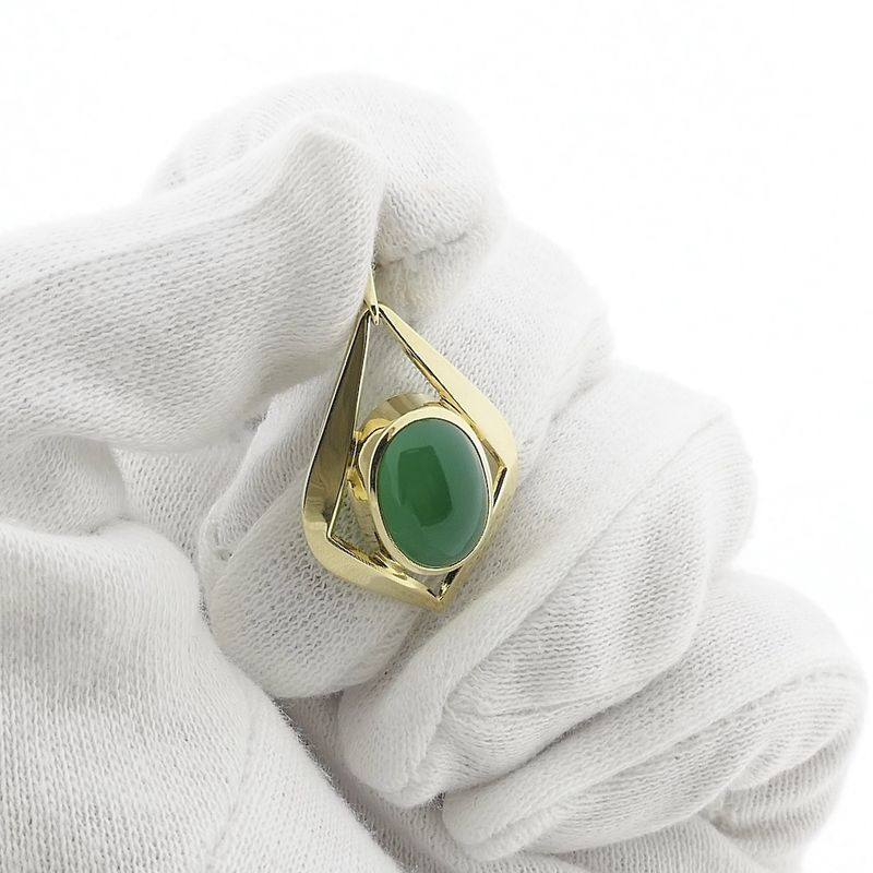 Image 2 of 8 carat pendant with green agate