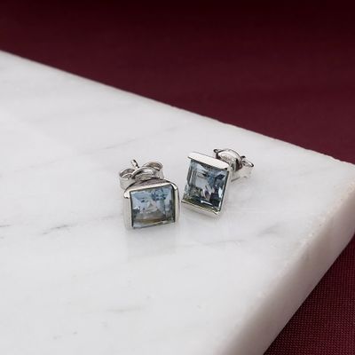 Afbeelding 2 van Witgouden oorstekers met blauwe topaas
