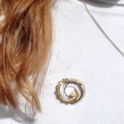 Image 2 of Two-tone gold brooch with pearl
