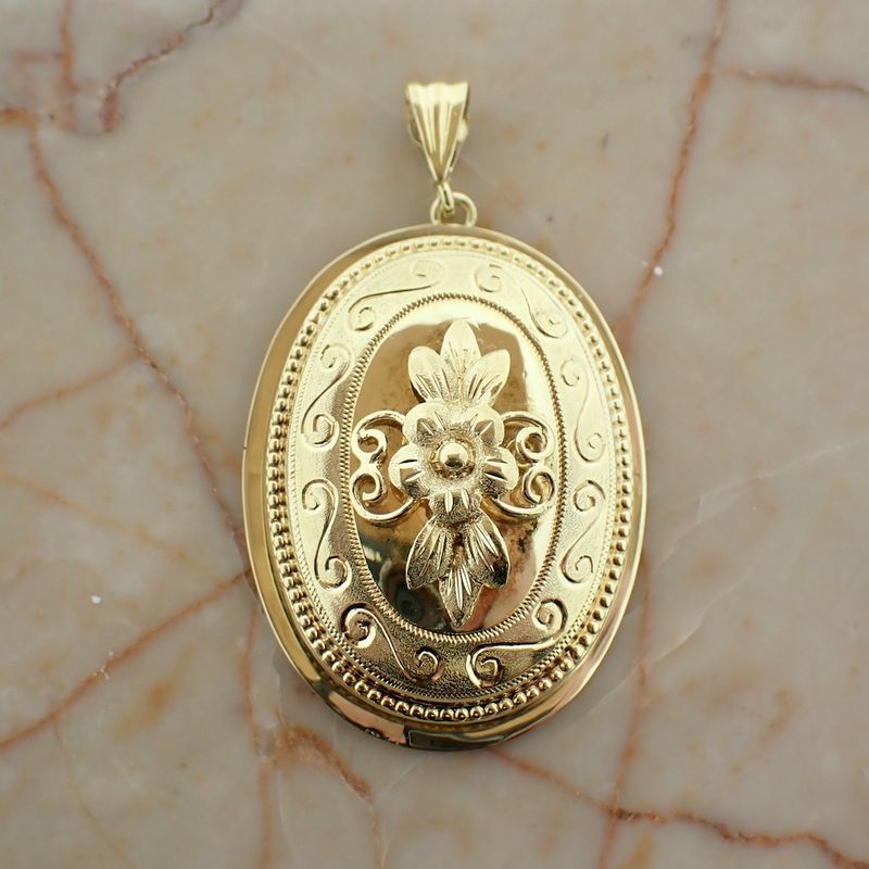Image 2 of Vintage gold pendant with flower