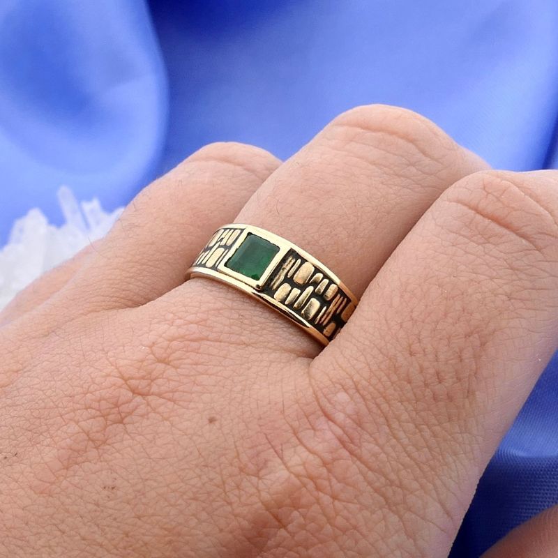 Image 4 of Gold ring with emerald