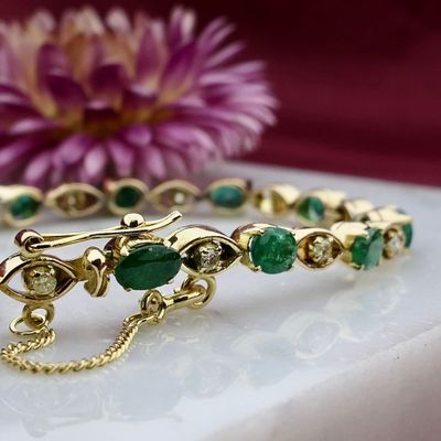 Afbeelding 2 van Gouden tennisarmband met smaragd en diamanten; 0,30 ct. 