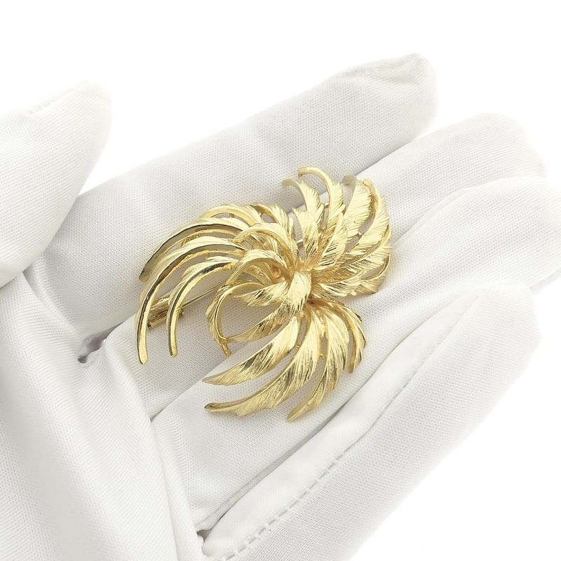 Image 8 of Luxurious gold brooch; Floral design