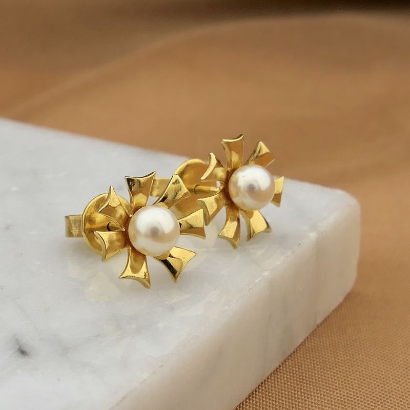 Image 2 of Gold floral stud earrings with pearl