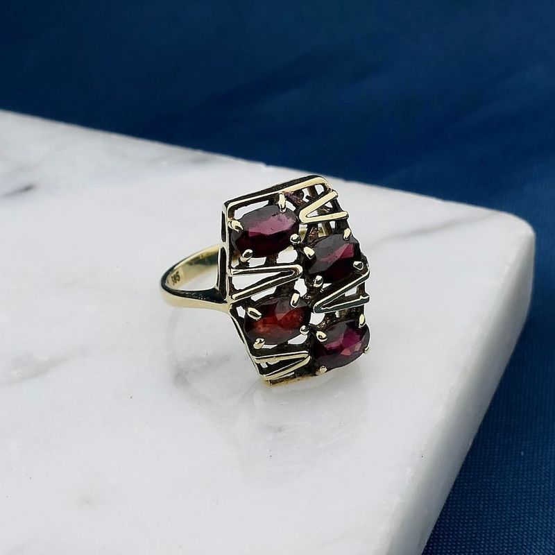 Afbeelding 2 van Vintage gouden ring met granaat