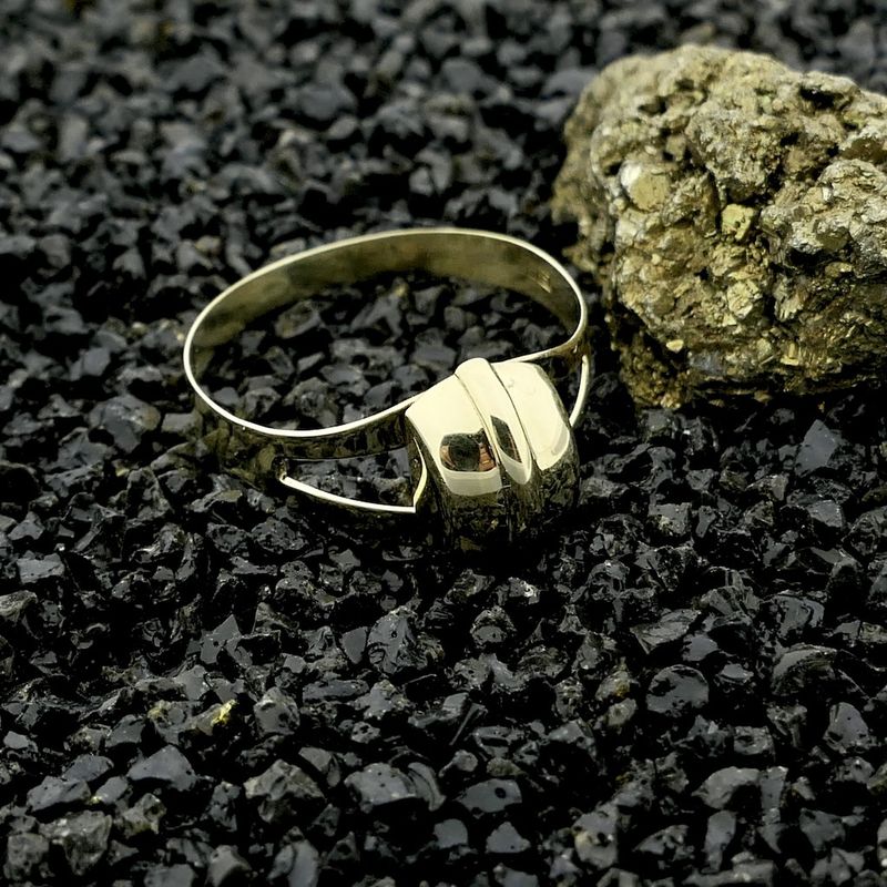 Image 2 of Vintage gold ring