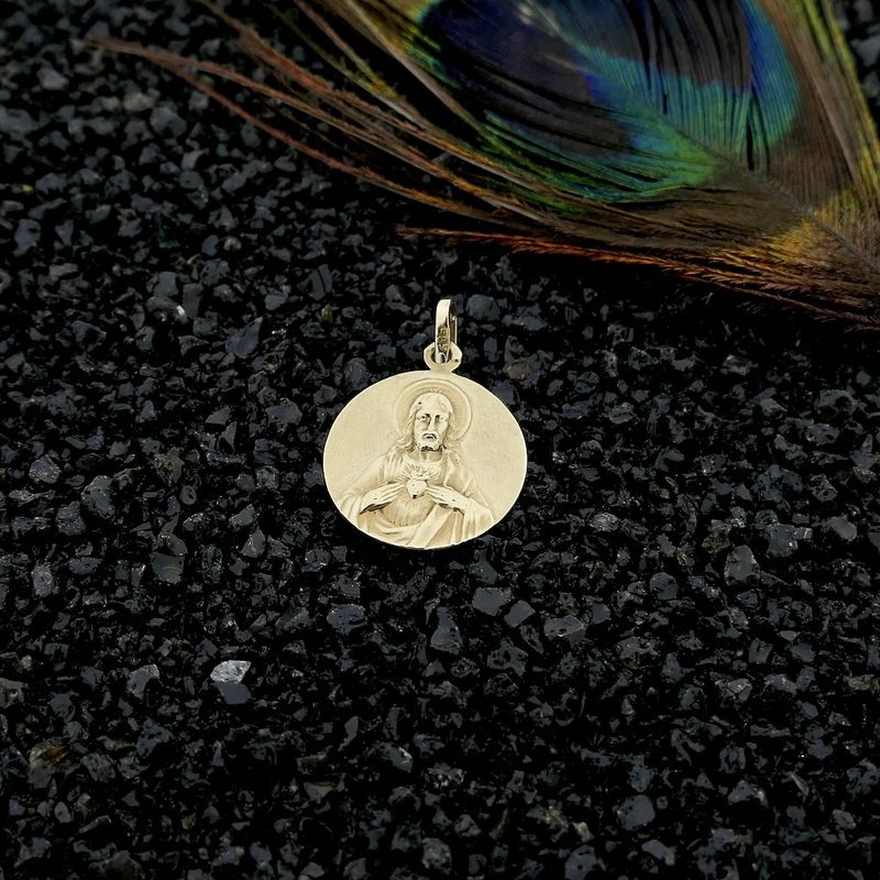 Image 2 of Gold pendant with Mary and Jesus