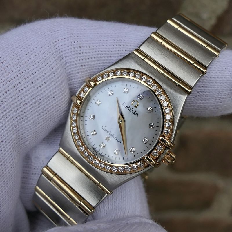 Image 18 of Omega Constellation Manhattan; Women's watch with mother-of-pearl dial and diamonds