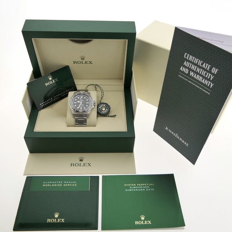 Image 22 of Rolex Submariner 'No-Date' 124060; Automatic men's diving watch