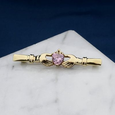Afbeelding 2 van Gouden Claddagh broche met roze zirconia