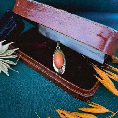 Gold pendant with blood coral Image 2 of Gold pendant with blood coral