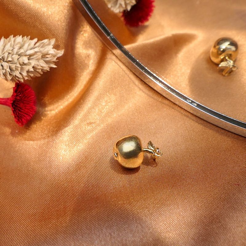 Image 2 of Gold pendant of an apple