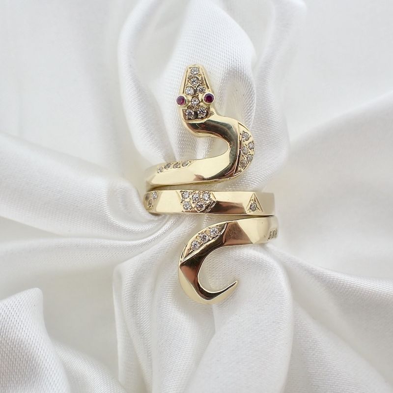 Image 7 of Gold ring with ruby ​​and zirconia