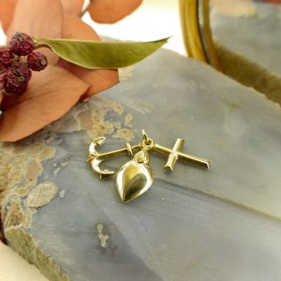 Gold pendant; Faith, hope, and love Image 2 of Gold pendant; Faith, hope, and love