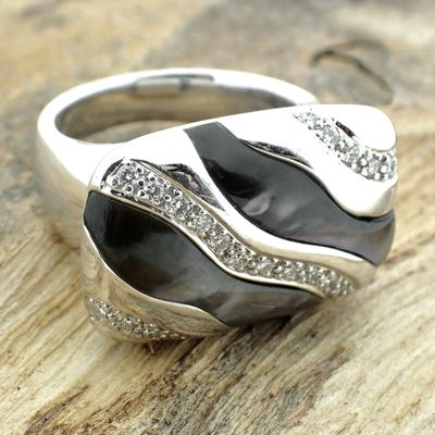 Image 2 of Exclusive white gold ring with mother of pearl (Tahiti) and diamonds 0.30 ct.