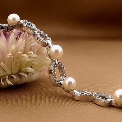 Afbeelding 2 van Witgouden infinityschakel armband met parel en zirconia | 19,5 cm