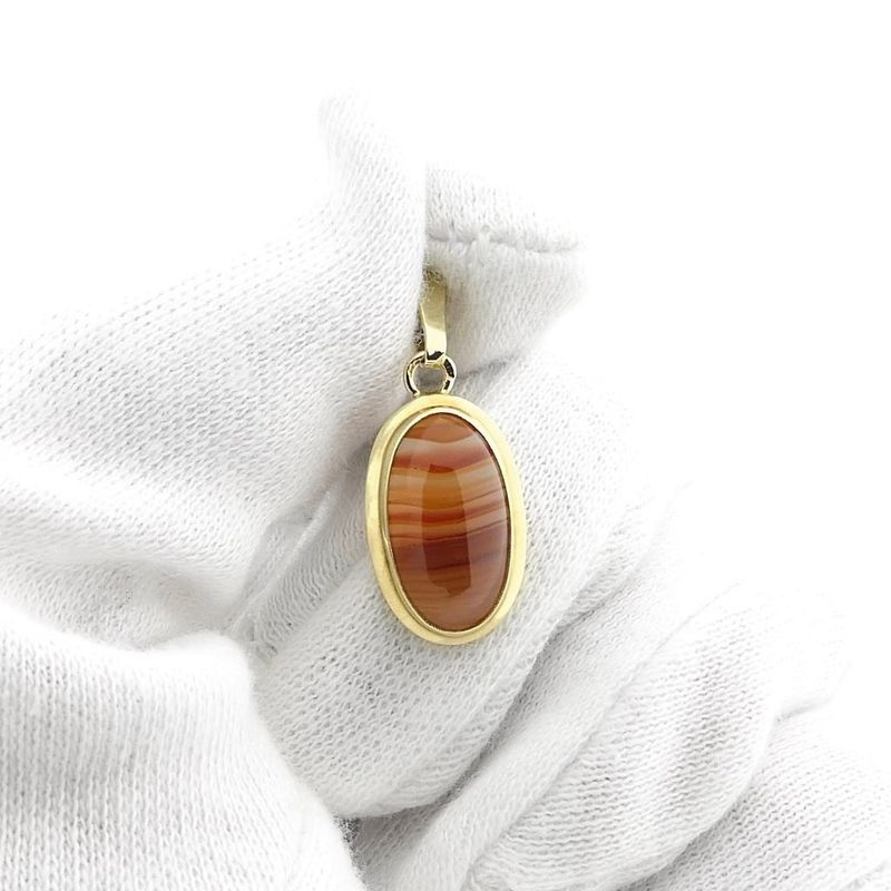 Image 5 of Vintage gold pendant with bandagate