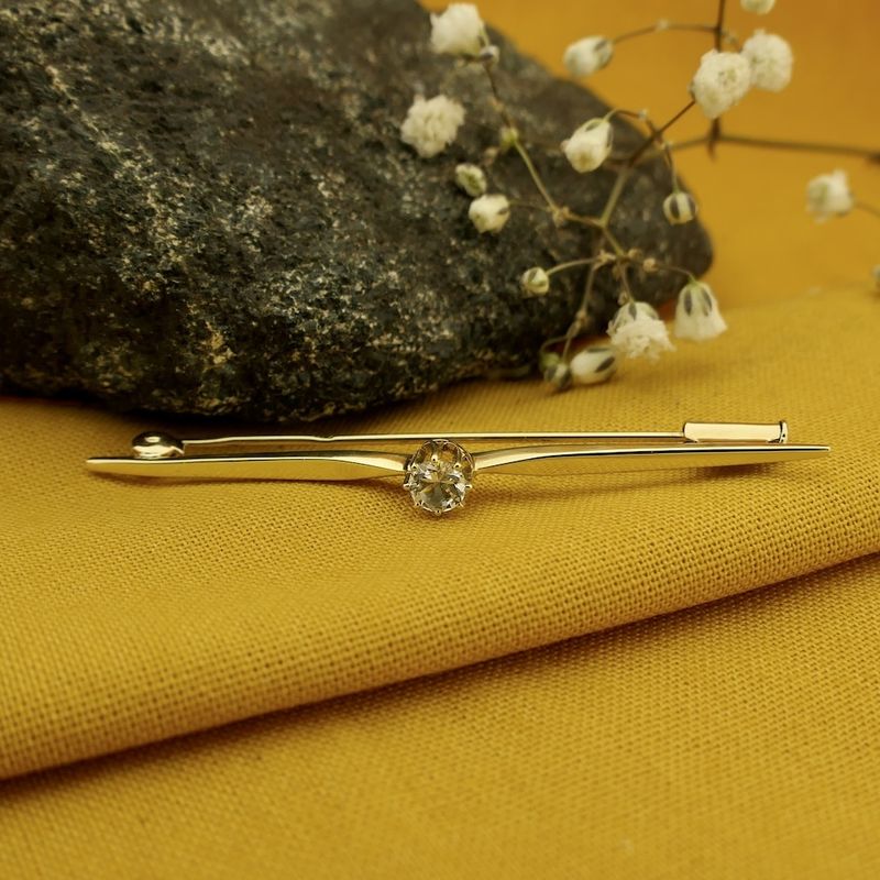 Image 2 of Gold brooch with zirconia