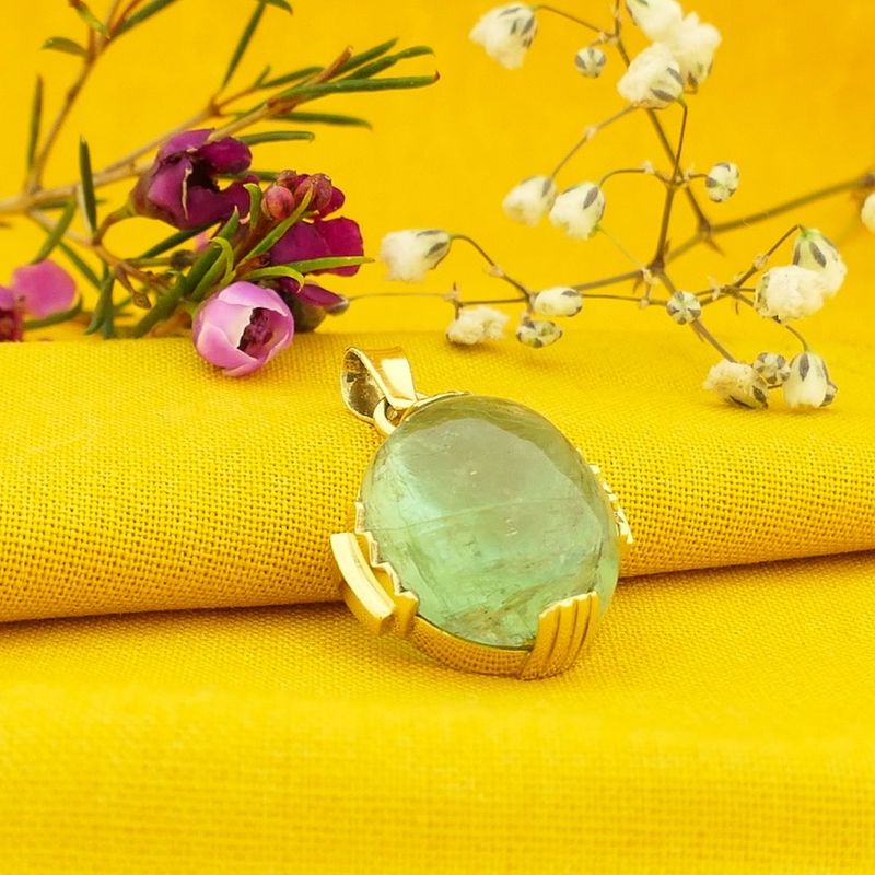 Image 8 of Gold pendant with Fluorite