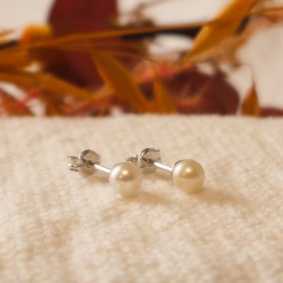 Image 2 of White gold stud earrings with pearl