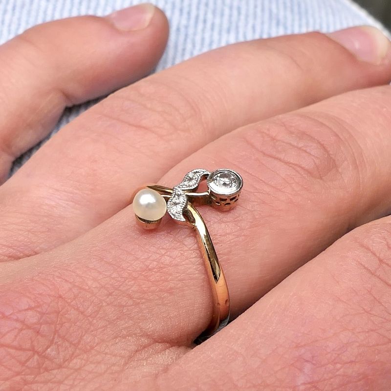 Image 8 of Gold ring with pearl and diamond | 0.10 ct.