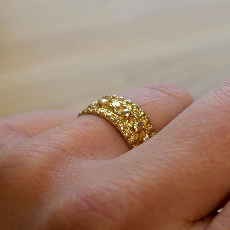Image 5 of Gold ring with pattern