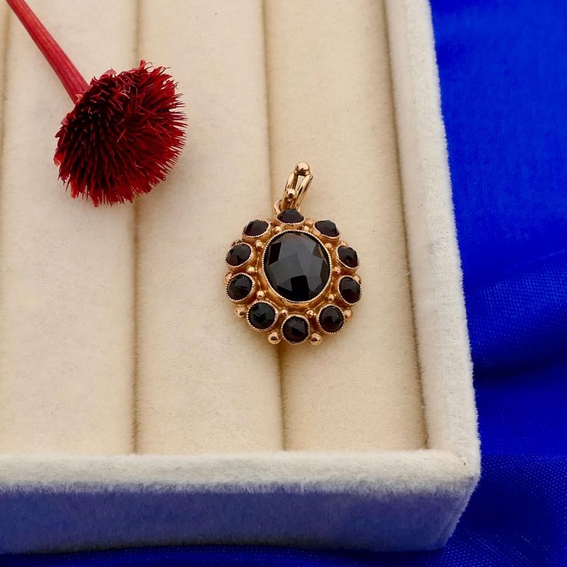Image 3 of Gold pendant with garnet
