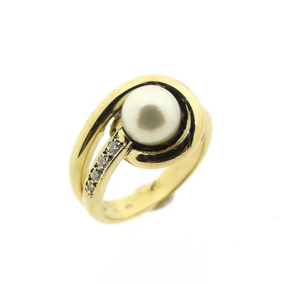 Gold ring with pearl and diamond; 0.08 ct. Image 1 of Gold ring with pearl and diamond; 0.08 ct.