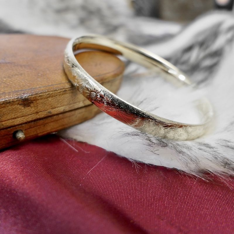 Image 2 of Gold vintage slave bracelet with engravings | Ø 62 mm