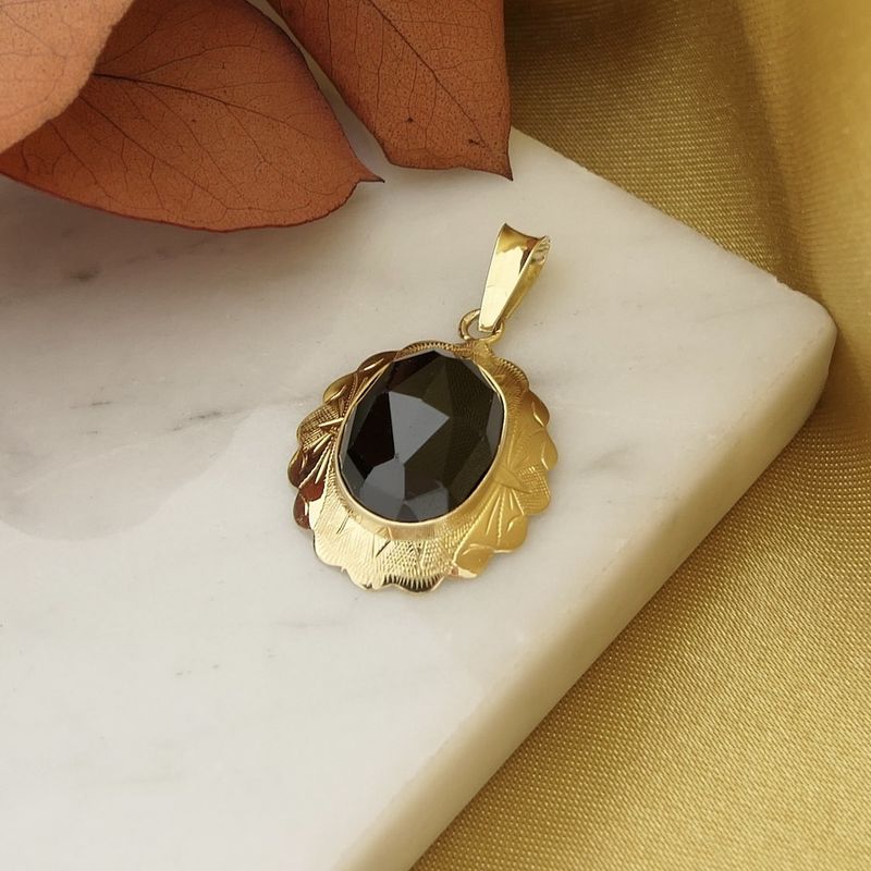 Image 2 of Gold pendant with garnet
