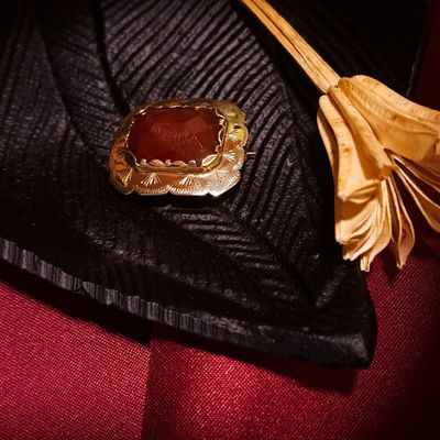 Image 2 of Gold brooch with carnelian