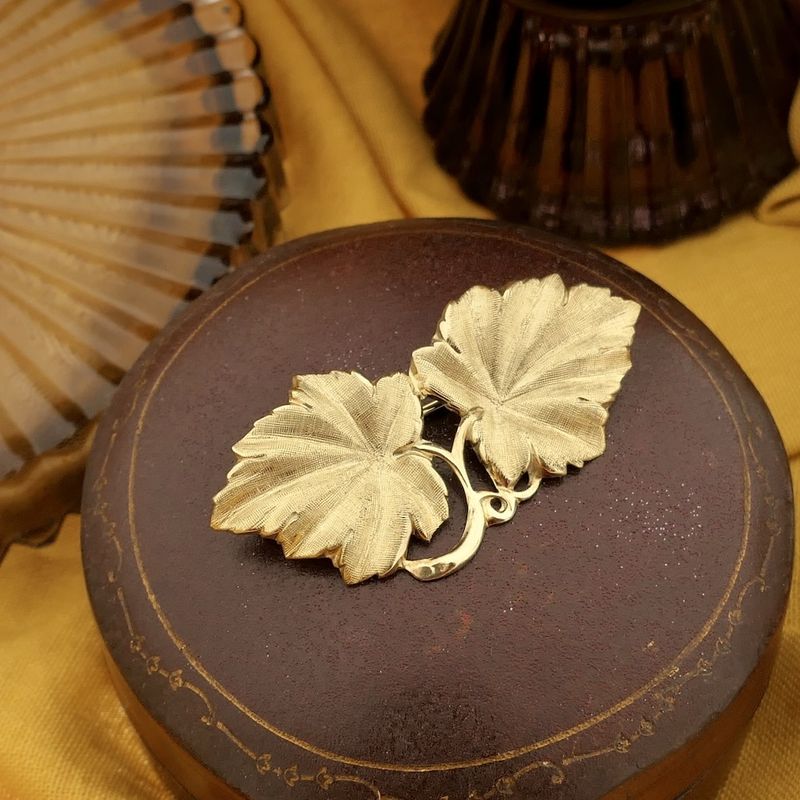 Image 5 of Gold brooch with two leaves