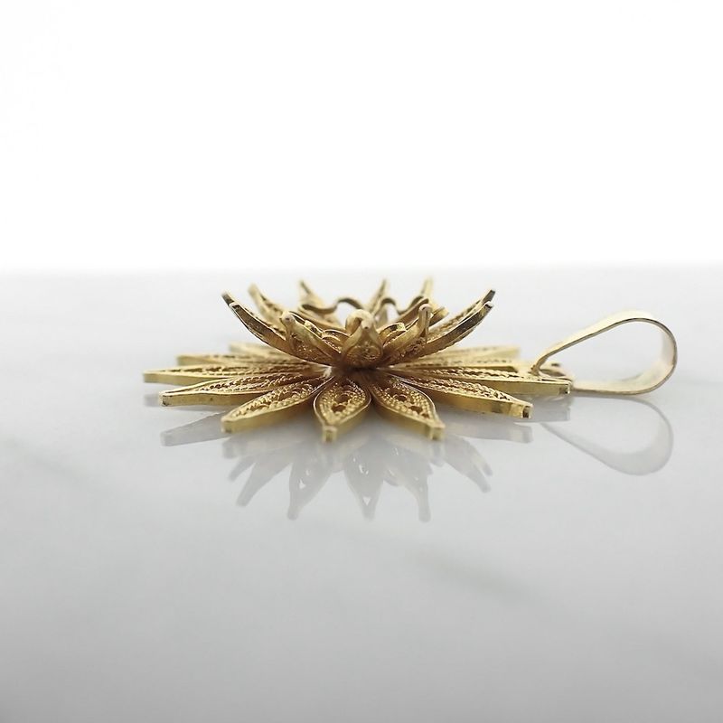 Image 3 of Vintage gold flower pendant with filigree technique