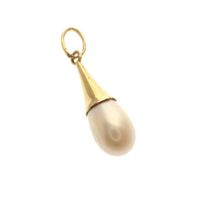 Gold solitaire pendant with artificial pearl