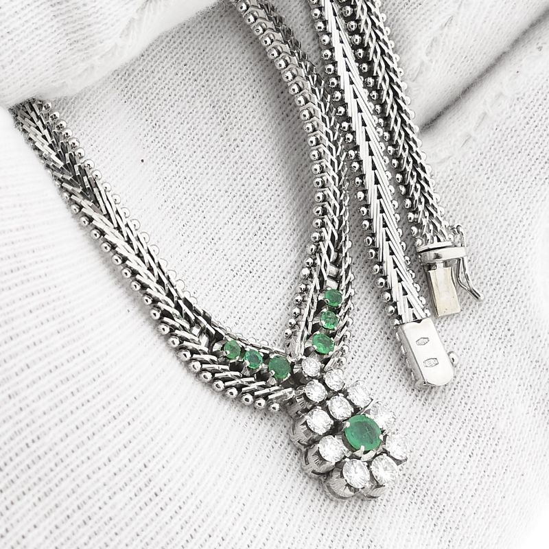 Afbeelding 12 van Witgouden visgraat schakelcollier met smaragd en diamanten; 0,77 ct.