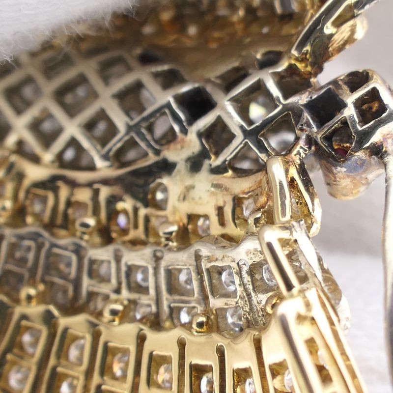 Image 14 of Exclusive two-tone gold butterfly brooch with ruby ​​and diamond; 5.44 ct.