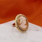 Afbeelding 2 van Gouden ring met uitgesneden portret van camee