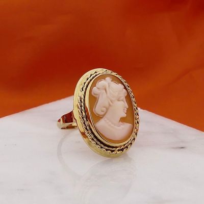 Afbeelding 2 van Gouden ring met uitgesneden portret van camee