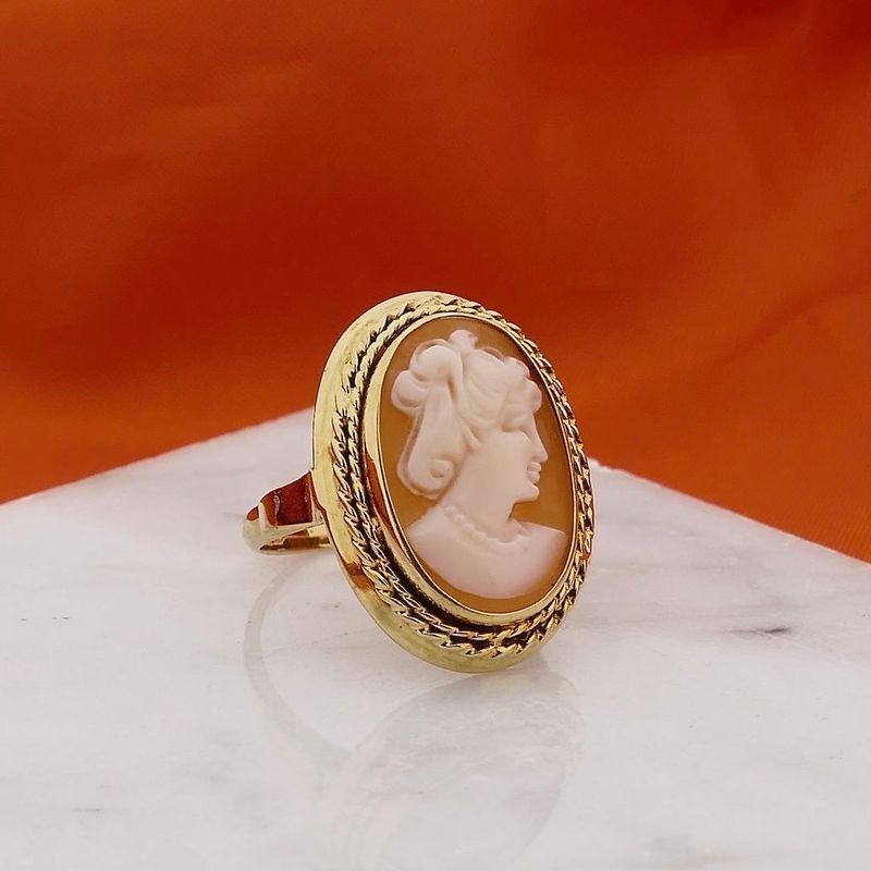 Afbeelding 2 van Gouden ring met uitgesneden portret van camee