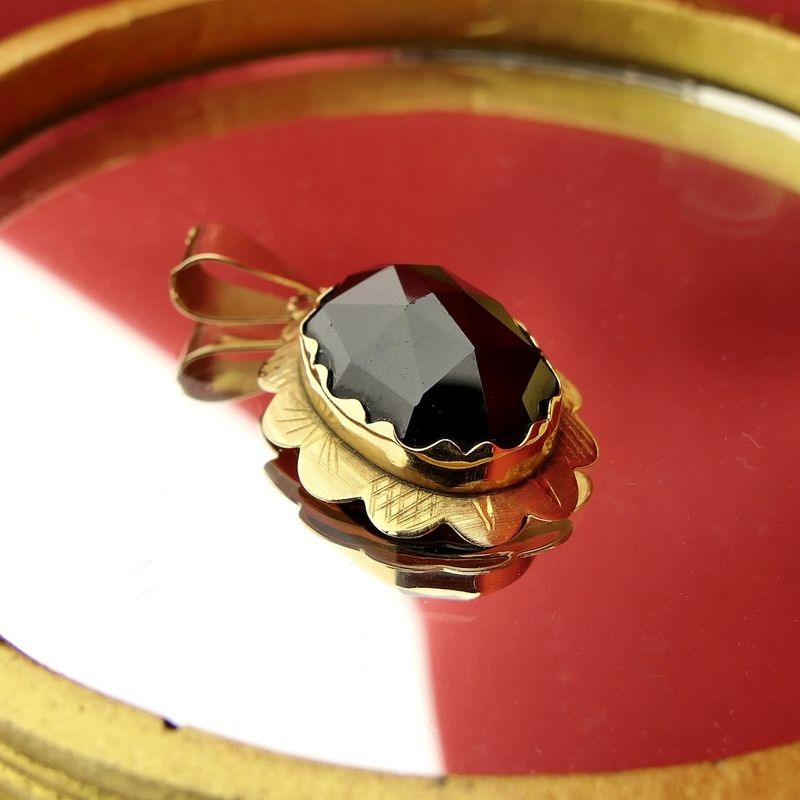 Image 7 of Vintage gold pendant with garnet