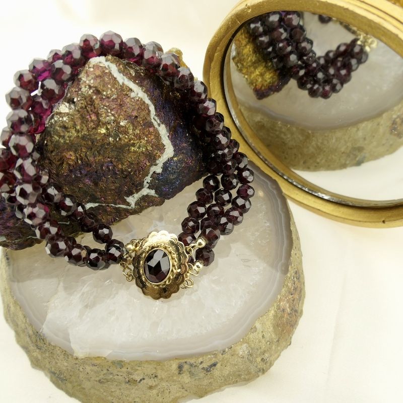 Image 2 of Garnet bracelet with gold clasp; Antique/vintage | 20 cm