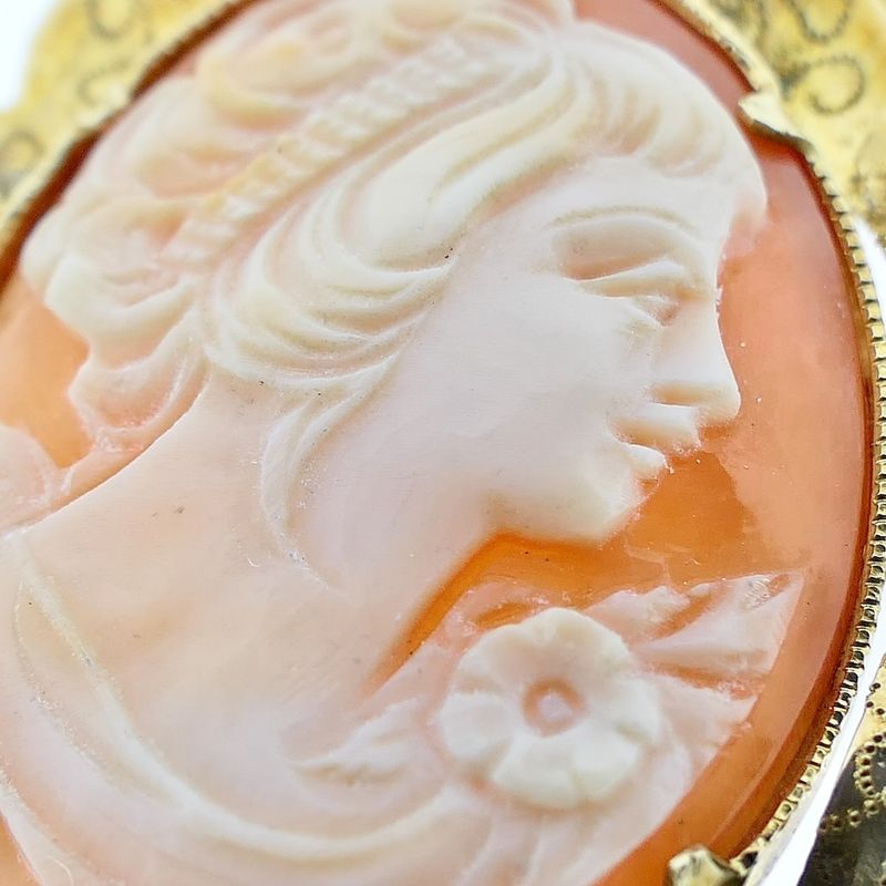 Image 3 of Gold brooch/pendant with cameo