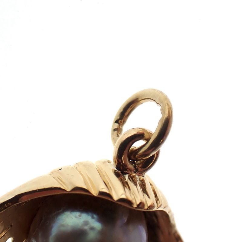 Image 4 of 18 carat gold pendant of pearl in shell