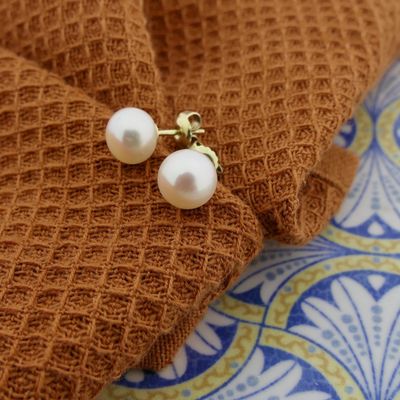 Image 2 of Gold stud earrings with cultured pearl