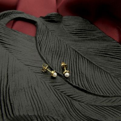 Gold stud earrings with pearl Image 2 of Gold stud earrings with pearl