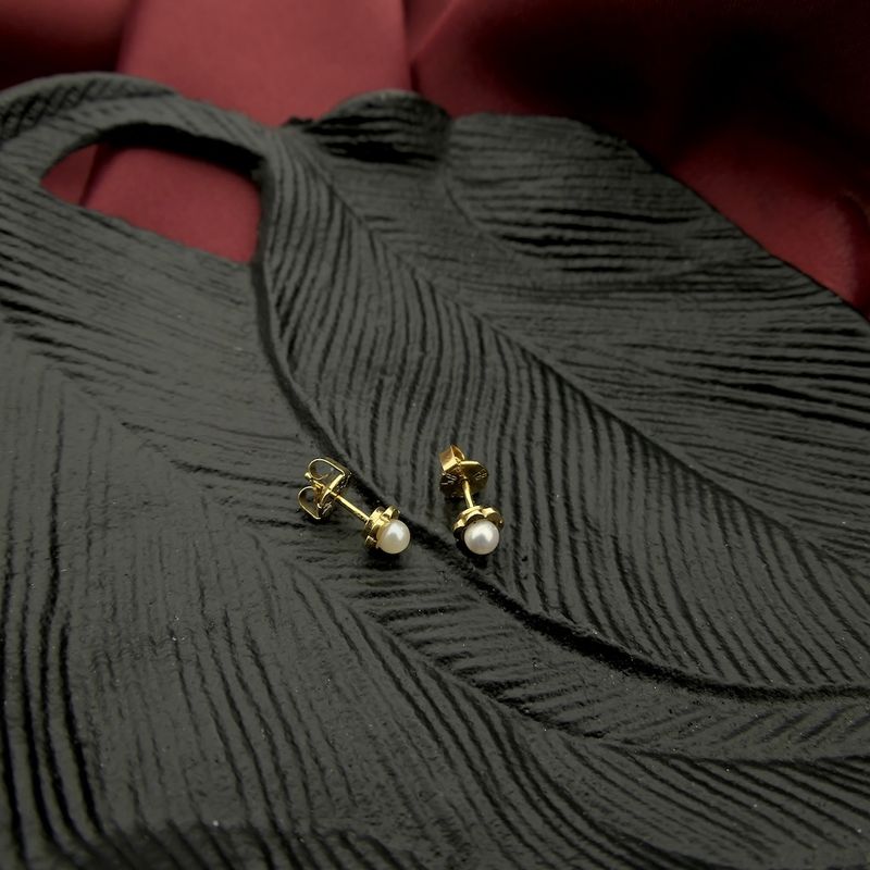 Image 2 of Gold stud earrings with pearl