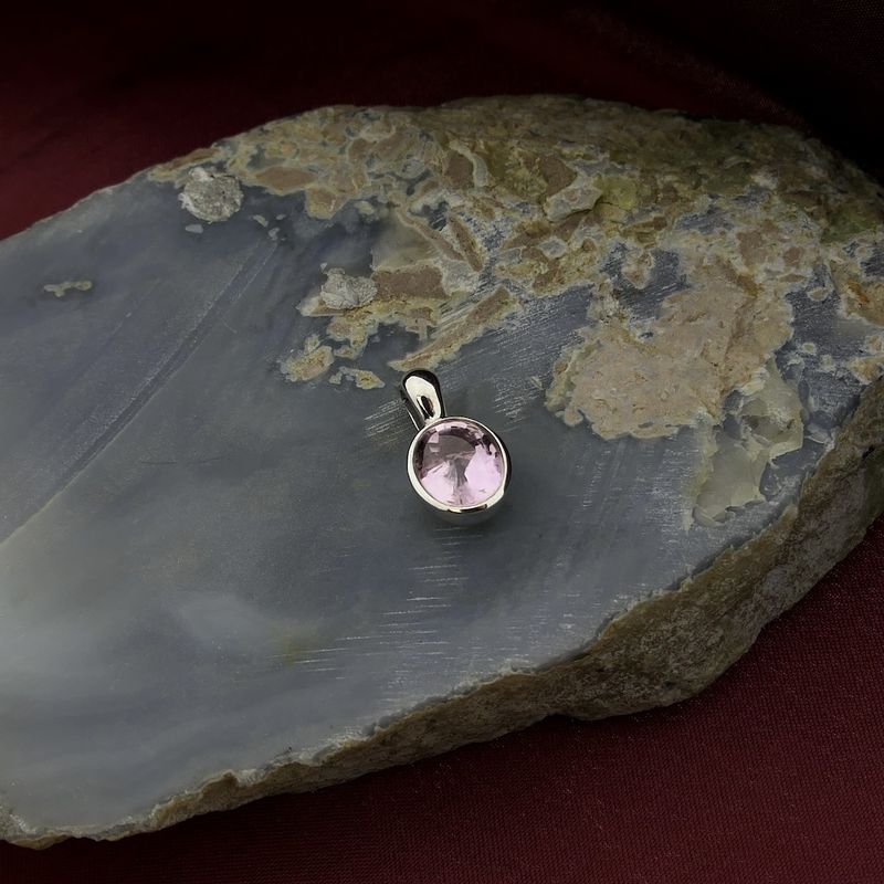 Image 2 of Platinum pendant with pink amethyst