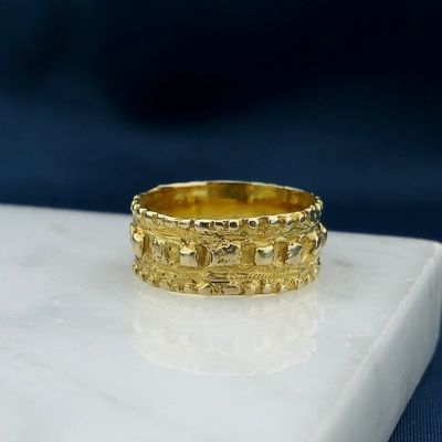 Image 2 of Gold ring with pattern