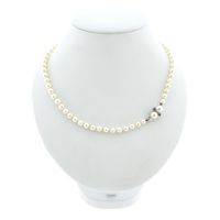 Pearl necklace with white gold clasp and sapphire | 49 cm
