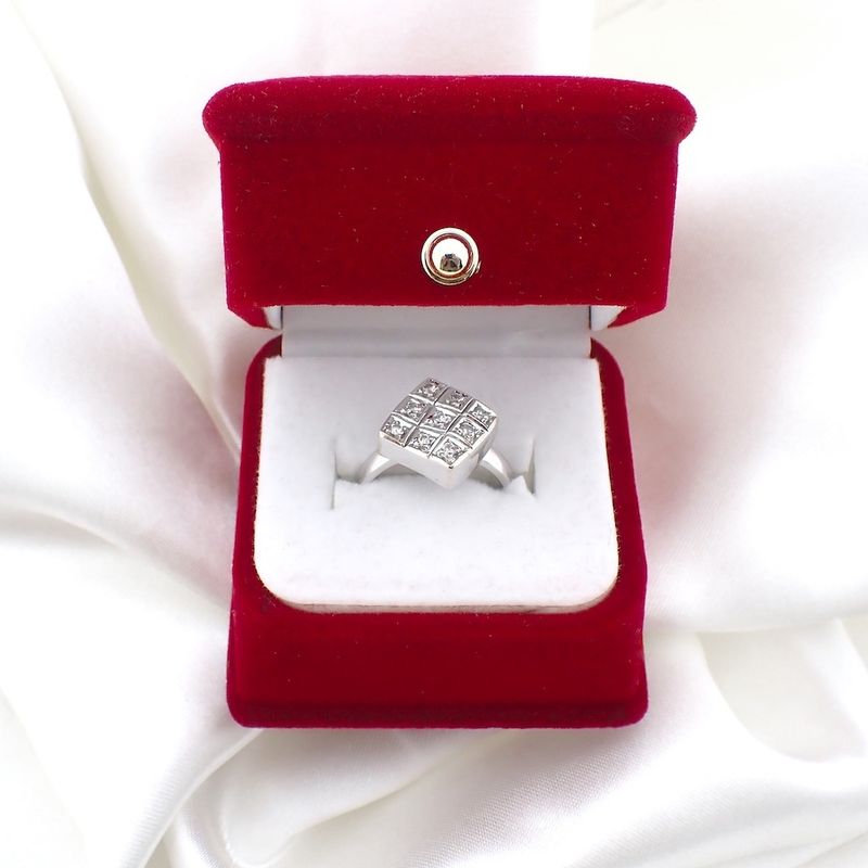 Image 2 of White gold ring with diamonds; LA DIVA